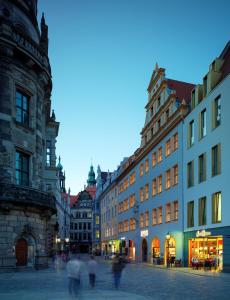 een straat met gebouwen en mensen die rondlopen bij HYPERION Hotel Dresden Am Schloss in Dresden