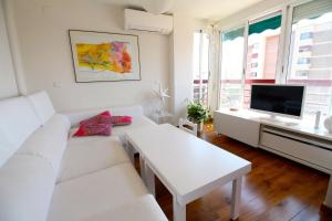 Sala de estar blanca con sofá blanco y mesa en Apartment near La Almadraba Beach, Alicante, en Alicante