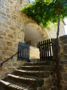 eine Steintreppe mit einem Tor und einer Steinwand in der Unterkunft Le Mas des Monèdes in Saint-Paul-le-Jeune