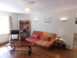 ein Wohnzimmer mit einer Couch und einem Couchtisch in der Unterkunft Le Moulin L'Eveque in Campeaux