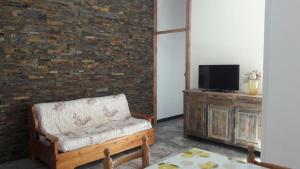 ein Wohnzimmer mit einem Sofa und einem TV in der Unterkunft Lindavacanza in Moneglia