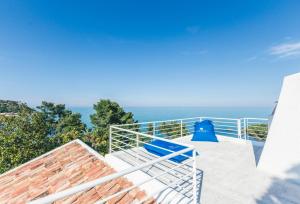 ヴァストにあるVilla Vignola Hotelの家のバルコニーから海の景色を望めます。