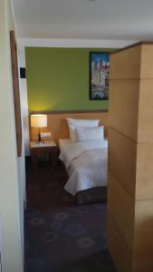 Postel nebo postele na pokoji v ubytování SORAT Insel-Hotel Regensburg