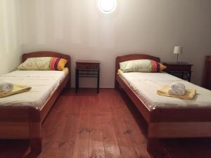 Postel nebo postele na pokoji v ubytování Novalja Zrce Iva Apartment II