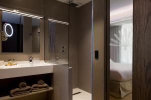 Hotel L'Arbre Voyageur - BW Premier Collection - LILLE tesisinde bir banyo