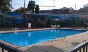 Piscina a Family Budget Inn Harrison o a prop