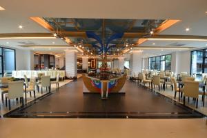 une salle de banquet avec des tables et des chaises ainsi qu'un buffet dans l'établissement Le Bali Resort & Spa, à Pattaya (nord)