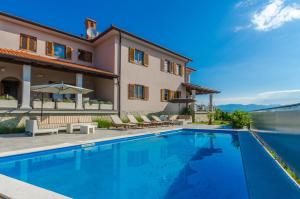 マトゥリにあるApartments Villa Sonjaのプールと家のあるヴィラ +17枚の写真