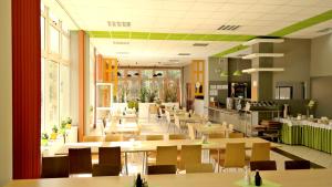 Reštaurácia alebo iné gastronomické zariadenie v ubytovaní Hotel Krakowiak