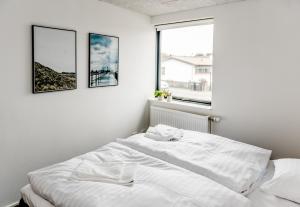 Tempat tidur dalam kamar di Guesthouse Klitmøller