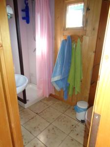 y baño con aseo, lavabo y toallas. en Bungalow Janet, en Cassibile