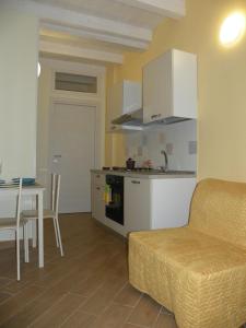シラクーサにあるAl Blu Ortigia Apartmentsのキッチン、リビングルーム(ソファ、テーブル付)