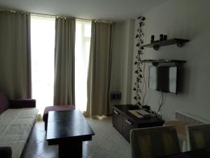 - un salon avec un canapé, une table et une télévision dans l'établissement Apartment I4 in Sunset Beach 2 Resort, à Sunny Beach