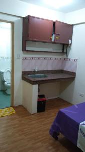 un bagno con lavandino e WC di Budget Studio Unit in Makati a Manila