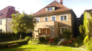 a house with a garden in front of it at Villa Centrum, BEZPŁATNY PARKING in Malbork