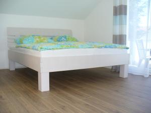 Ein Bett oder Betten in einem Zimmer der Unterkunft Ferienwohnung Rheinaue