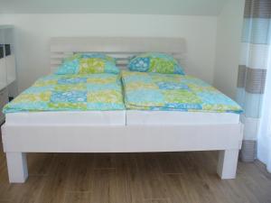 Ein Bett oder Betten in einem Zimmer der Unterkunft Ferienwohnung Rheinaue
