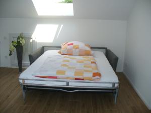 Ein Bett oder Betten in einem Zimmer der Unterkunft Ferienwohnung Rheinaue