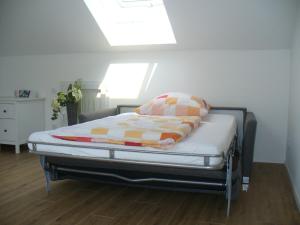 Ein Bett oder Betten in einem Zimmer der Unterkunft Ferienwohnung Rheinaue
