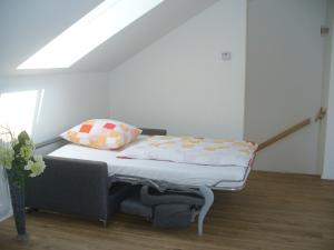 Ein Bett oder Betten in einem Zimmer der Unterkunft Ferienwohnung Rheinaue