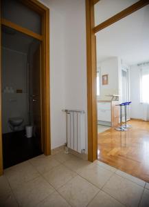 una puerta abierta a una habitación con aseo y cocina en Apartment Luka, en Zagreb