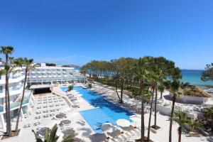een luchtzicht op een resort met een zwembad en stoelen bij Iberostar Playa de Muro in Playa de Muro