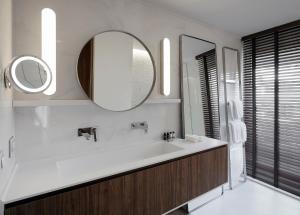 a bathroom with a large sink and a mirror at Evridiki in Kilkís