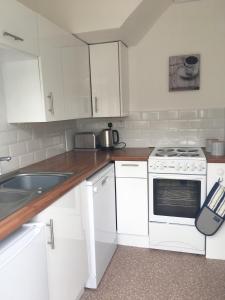 Kuchyň nebo kuchyňský kout v ubytování Belfast Holiday Home