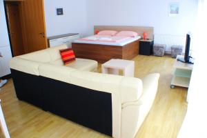 Postel nebo postele na pokoji v ubytování Bokun Apartments III