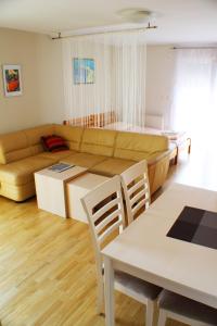 Bokun Apartments III في سيساك: غرفة معيشة مع أريكة وطاولة
