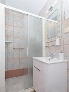 ein Badezimmer mit einem weißen Waschbecken und einer Dusche in der Unterkunft Big Blue in Jelsa
