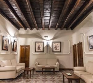 Una sala de estar con dos sofás y una mesa. en Hostal San Miguel, en Trujillo