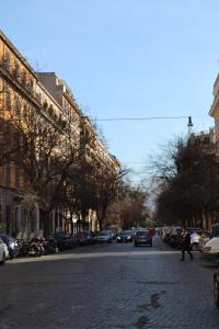 una calle con coches aparcados al lado de una carretera en ArtHouse Termini, en Roma