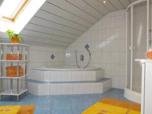 La salle de bains est pourvue d'une douche et d'une baignoire. dans l'établissement Fewo Gabi, à Neuschönau