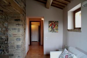 サン・セヴェリーノ・マルケにあるAl Castelloの石壁のリビングルーム(ソファ付)