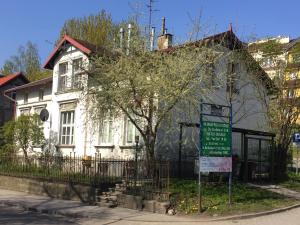グダニスクにあるApartament Wrzeszcz Do Studzienkiの白い家