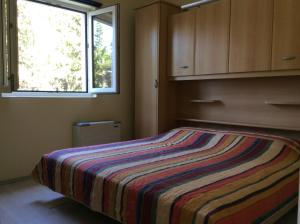 Un dormitorio con una cama con una manta de colores. en Apartments Maja en Hvar