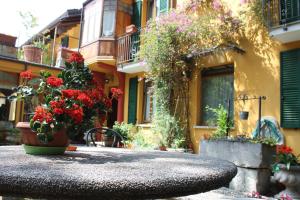 貝拉焦的住宿－聖特拉爾百樂宮酒店，一座建筑前的一张带鲜花的桌子
