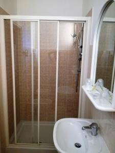 A bathroom at Hotel Mucciolini