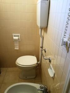A bathroom at Hotel Mucciolini
