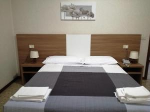 A bed or beds in a room at Hotel Mucciolini