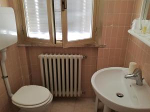 A bathroom at Hotel Mucciolini