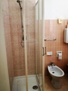 A bathroom at Hotel Mucciolini