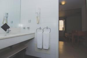 bagno con lavandino e 2 asciugamani di Apartamentos Turisticos Avenue Park a Funchal Altre 97 foto