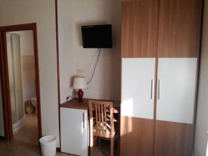 A television and/or entertainment centre at Hotel Mucciolini