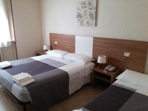 A bed or beds in a room at Hotel Mucciolini