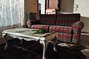 A seating area at El Jardin de Manuela