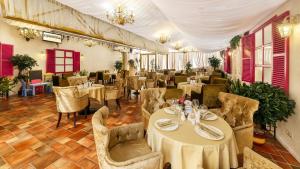 - un restaurant avec des tables et des chaises dans une salle dans l'établissement Prestige, à Koursk