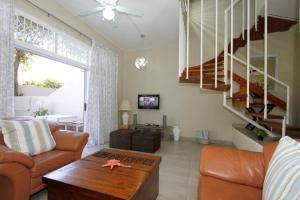una sala de estar con un sofá y una mesa en 6 Ipanema Beach, en Durban