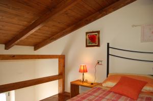 a bedroom with a bed and a lamp on a table at La casetta di MrBee in Iglesias